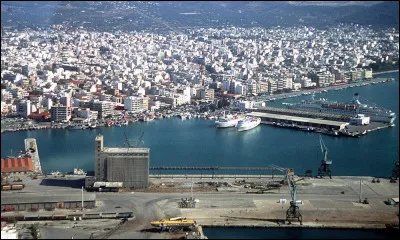 Ville grecque de 80 000 habitants, située en Thessalie, en bordure d'un golfe de la mer Egée :