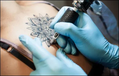 Quel est le nom de l'appareil qui permet d'introduire l'encre dans la peau pour faire un tatouage ?