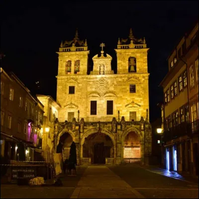 Voici la cathédrale de Braga (localement appelée Sé de Braga), l'une des plus anciennes cathédrales du Portugal. Elle est connue pour son art, son architecture et ses tombes où reposent des personnages historiques du pays. Elle mélange plusieurs styles, mais quel était son style initial ?