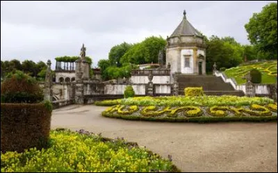 Le Sanctuaire du Bon Jésus du Mont est un site religieux et touristique classé au patrimoine mondial de l'UNESCO en 2019. Sur quelle photographie est-il représenté ?