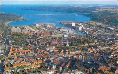 Dans quel pays se trouve Velje, ville de 50 000 habitants ?