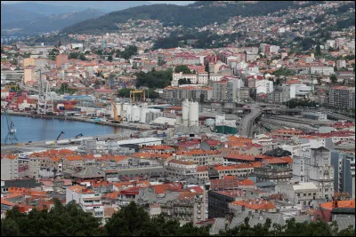 Ville espagnole de 300 000 habitants, située en Galice, sur la côte atlantique :