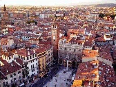 Ville italienne de 110 000 habitants, située en Vénétie, en bordure des Préalpes :
