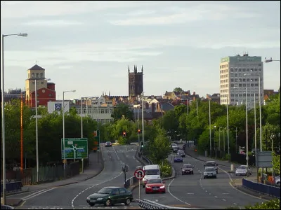 Ville anglaise de 230 000 habitants, située dans l'agglomération de Birmingham :