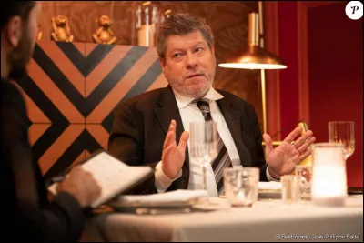 Quel peut être le thème du sketch avec Régis Laspalès, Emmanuelle Bougerol et Julien Ratel ?