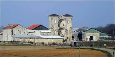Nous terminons notre balade avec cette vue de l'abbaye de Jovilliers, à Stainville. Village Meusien, il se situe en région ...