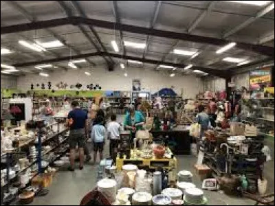 Qui est le fondateur du mouvement "Emmaüs" ?