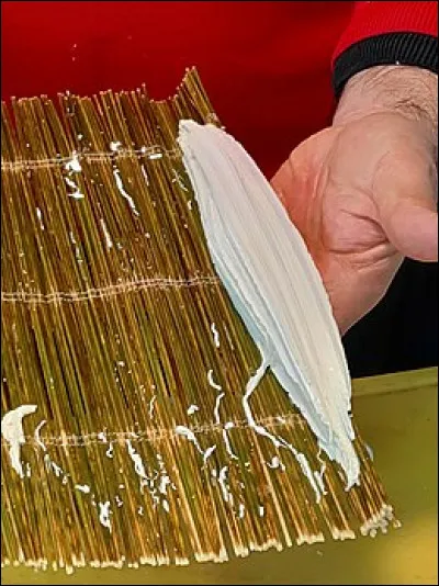 Les "jonchées" > Y'en a qui m'énervent en disant "C'est pas du fromage" ! Évidemment, c'est extrêmement subtil par rapport à la Vache-Kiri... Et le nom, alors ?