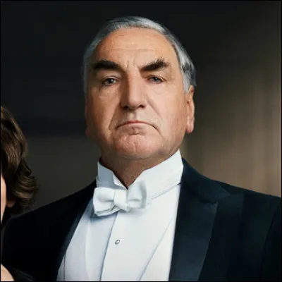 Quel est le nom du majordome, conservateur et autoritaire, gardien de la tradition dans le château ?