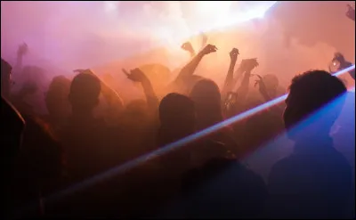 Fais-tu régulièrement la fête ?