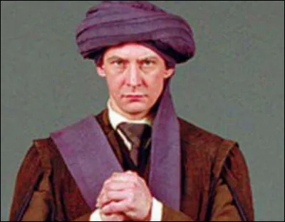 Qui se cache derrière la tête du professeur Quirell ?
