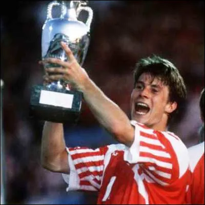 Quel gardien de but, qui a entra&icirc;n&eacute; les portiers de l�&eacute;quipe de France de 1999 &agrave; 2010, a gard&eacute; la cage des Bleus pendant l�Euro 1992 ?