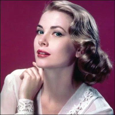 Quel chanteur s�est fait conna&icirc;tre en 2007 avec l�album "Life in Cartoon Motion", incluant le tube "Grace Kelly" ?