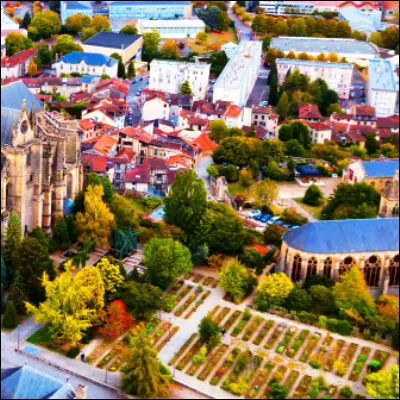 Quel produit vitreux, color&eacute; par des oxydes m&eacute;talliques, poss&egrave;de une version champlev&eacute;e renomm&eacute;e con&ccedil;ue &agrave; Limoges ?