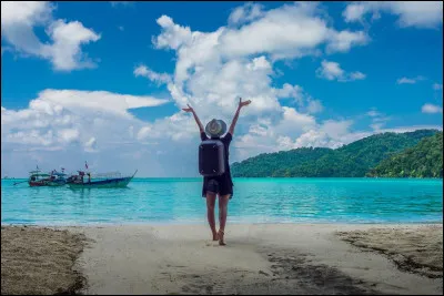 Ton papa te dit la prochaine destination voyage familial avant tout le monde et te demande de ne rien dire. Tu...