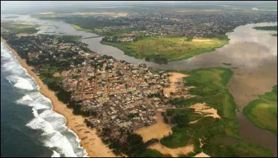 13 mars 2016. Trois jihadistes lancent une fusillade qui fera 19 morts (plus eux-mêmes) et 33 blessés dans la très fréquentée station balnéaire de Grand-Bassam. Dans quel pays se situe-t-elle ?