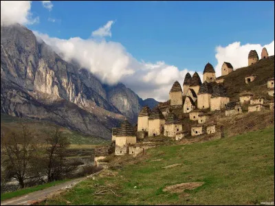 Du 1 au 3 septembre 2004, une prise d'otages terroriste fait 334 morts, dont 186 enfants, dans une école primaire de la ville de Beslan. Dans quel pays situez-vous cette ville ?