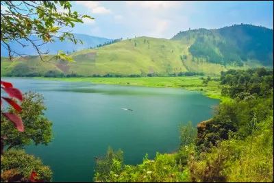 26 décembre 2004, 8 heures du matin. Un séisme d'une magnitude de 9,2 secoue l'océan Indien. Son épicentre se situe au large de la Province et de la ville indonésiennes de Banda Aceh où il fera plus de 250 000 morts. Quelle île de l'archipel a payé le plus lourd tribut ?