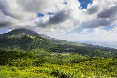12 juillet 1995. Le volcan de la Soufrière entre en éruption et ses cendres ensevelissent la ville de Plymouth, capitale de l'île de Montserrat, dans les Antilles. À quel pays cette île appartient-elle ?