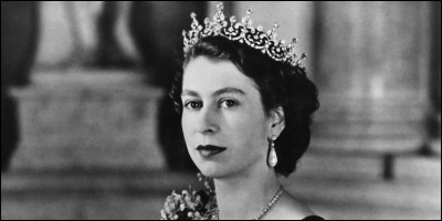 À quel âge, Élisabeth Il est-elle devenue Reine après le décès de son père Georges VI ?