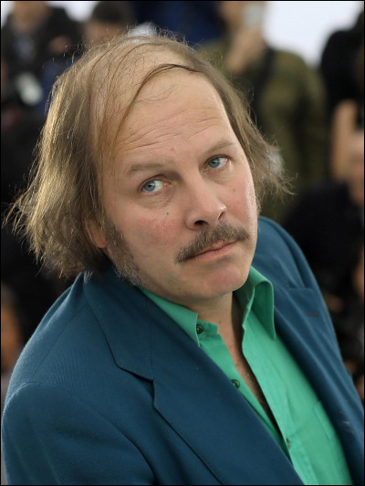 Quel acteur joue aux côtés de Philippe Katerine dans le film ''Le Lion'' ?