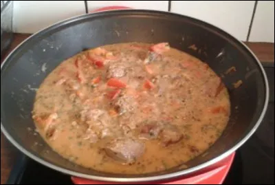 Quelle est cette recette à base de gîte de boeuf, de tomates, de paprika, d'oignons, de marjolaine et de bouillon de boeuf ?