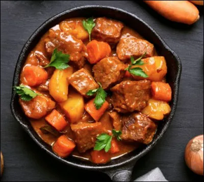 Quelle est cette recette à base de joue de boeuf, de carottes, de semoule, de concentré de tomates, de beurre, d'épices et de vin blanc ?