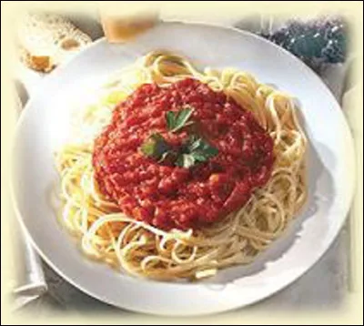 Quelle est cette recette à base de viande hachée de boeuf, de spaghettis, de coulis de tomates et d'épices ?
