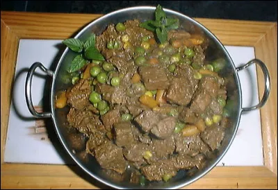 Quelle est cette recette à base de dés de viande de boeuf, de petits pois, de carottes, d'oignons, d'épices, de vin blanc et de cognac ?