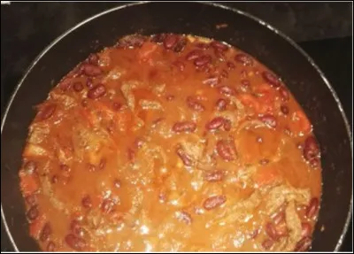 Quelle est cette recette à base de viande de boeuf, de haricots rouges, de tomates, de bouillon de boeuf, de crème fraîche, d'huile, de piment et d'épices ?