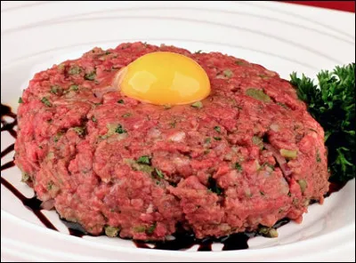 Quelle est cette recette à base de viande de boeuf crue hachée gros, d'un jaune d'oeuf, de ketchup, de moutarde et d'épices ?