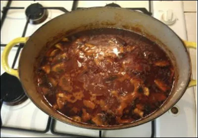 Quelle est cette recette à base de culotte de boeuf, de tomates, d'oignons, d'épices et de vin rouge ?