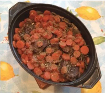 Quelle est cette recette à base de collier ou de jumeau de boeuf, de carottes, d'épices et de vin rouge ?