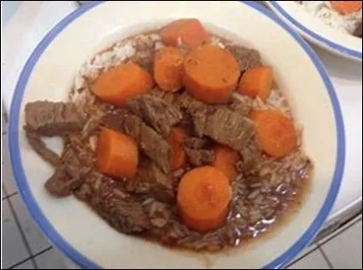 Quelle est cette recette à base de viande de boeuf, de beurre, de concentré de tomates, d'épices et de vin blanc ?