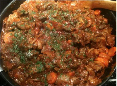 Quelle est cette recette à base de macreuse de boeuf, de beurre, d'oignons, de cornichons, de maïzena et d'épices ?