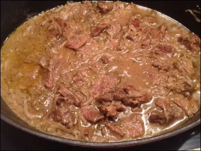 Quelle est cette recette à base de viande de boeuf, d'anchois, d'oignons, de farine, de beurre, d'huile d'olive et d'épices ?