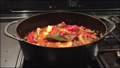 Quelle est cette recette à base de lanières de viande de boeuf, de champignons, de crème fraîche, d'huile, de sucre en poudre, de moutarde et d'épices ?