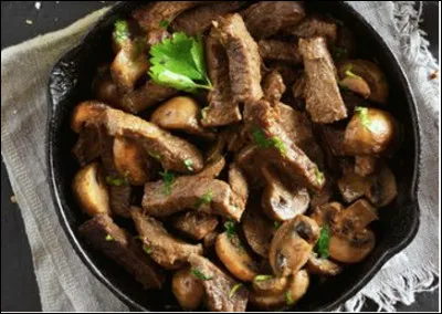 Quelle est cette recette à base de cubes de boeuf à braiser, de pommes de terre, de lardons, de tomates, de poivrons , de coeurs d'artichauts et d'épices ?