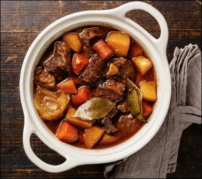 Quelle est cette recette à base de viande de boeuf à braiser, de concentré de tomates, de beurre, d'oignons, de crème fraîche, de bouillon de boeuf et d'épices ?