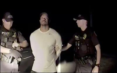 Outrance absolue messire, les argousins pensèrent que j'étais un faquin et m'arrêtèrent, je fus obligé d'expliquer ma conduite tout en .. mon ... !