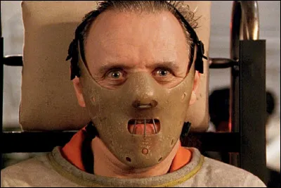 Quel acteur, jouant le rôle d'Hannibal Lecter, est derrière ce masque dans le film ''Le Silence des agneaux'' ?