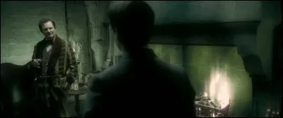 Par quel moyen Harry réussit-il à obtenir d'Horace Slughorn, le souvenir de sa discussion avec Tom Jedusor ?