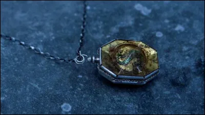 À quel infâme personnage Harry, Ron & Hermione subtilisent-ils le médaillon de Salazar Serpentard en s'infiltrant au Ministère ?