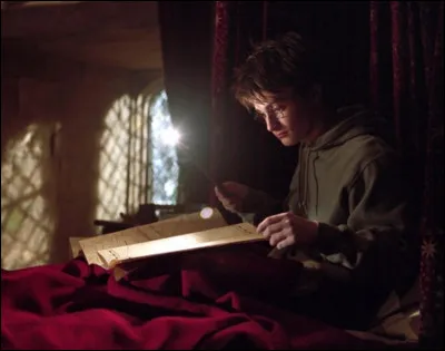 Quel professeur surprend Harry en pleine nuit avec la Carte du Maraudeur entre les mains ?