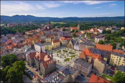 Dans quel pays se trouve Wałbrzych, ville de 110 000 habitants ?