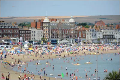 Ville anglaise de 60 000 habitants, station balnéaire du Dorset :