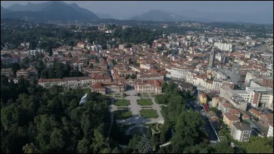 Ville italienne de 80 000 habitants, située en Lombardie, en bordure des Alpes :