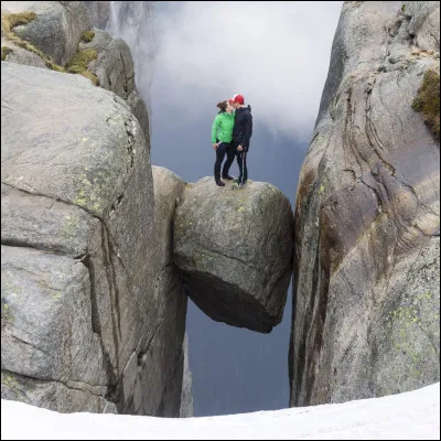 Au-dessus des eaux de quel fjord se situe le site g&eacute;ologique de Kjerag ?