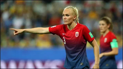 Quelle footballeuse norv&eacute;gienne est la fille de l'entra&icirc;neur de l'&eacute;quipe de Norv&egrave;ge f&eacute;minine de handball ?