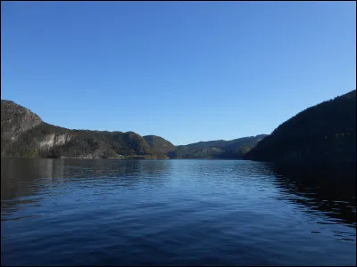 Quelle &icirc;le, situ&eacute;e pr&egrave;s de Bergen, est une &icirc;le int&eacute;rieure, c'est-&agrave;-dire entour&eacute;e par un bras de mer, lui-m&ecirc;me entour&eacute; par la terre ?